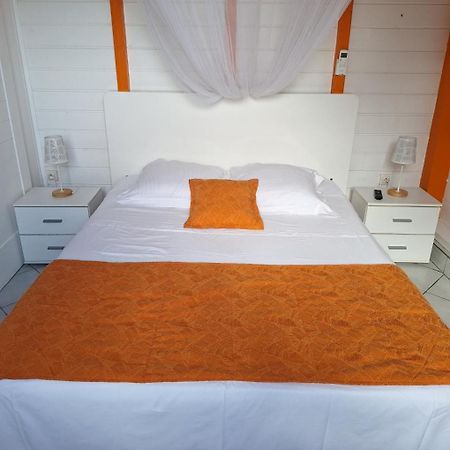 Bungalow Les Cerisiers Bouillante Bagian luar foto
